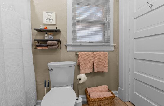 cairo st bungalow bathroom toilet shelving towels